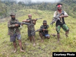 Beberapa anggota Tentara Pembebasan Nasional Papua Barat-Organisasi Papua Merdeka (TPNPB-OPM) pimpinan Egianus Kogoya. (Courtesy: TPNPB-OPM)