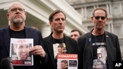 Para ayah dari sejumlah sandera yang ditawan Hamas berbicara kepada awak media setelah melangsungkan pertemuan dengan Presiden AS Joe Biden di Washington, pada 13 Desember 2023. (Foto: AP/Evan Vucci)