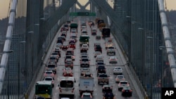 2015年12月10日穿越旧金山-奥克兰湾大桥在80号州际公路西行的车辆。