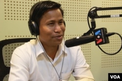 រូបឯកសារ៖ លោក យឿង សុធារ៉ា សមាជិកក្រុមអ្នកវិភាគឯករាជ្យវ័យក្មេង​នៃបណ្តាញ«​កាហ្វេ​នយោបាយ‍» Politikoffee ចូល​រួម​ជា​វាគ្មិនពិភាក្ស​អំពី «ឱកាសសម្រាប់អ្នកដឹកនាំខ្មែរជំនាន់ក្រោយនៅក្នុងការបោះឆ្នោតឆ្នាំ២០១៧/១៨» នៅ​ក្នុង​កម្មវិធី Hello VOA កាល​ពី​ថ្ងៃ​ច័ន្ទ​ទី២៩ ខែកុម្ភៈ ឆ្នាំ២០១៦។ (លឹម សុធី/VOA)