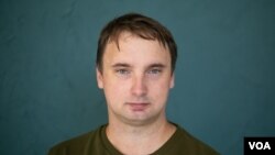 Four men in plain clothing detained journalist Andrey Kuznechyk outside his Minsk apartment on Nov. 25, 2021. (svoboda.org/RFE/RL)