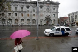 一位妇女走路经过联邦第九巡回上诉法院的大楼（2017年资料图片）