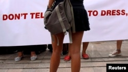 Seorang perempuan di Jakarta mengenakan rok mini dalam sebuah demonstrasi yang memprotes pandangan bahwa perempuan yang berpakaian "provokatif" mengundang serangan seksual. (Foto: Dok)