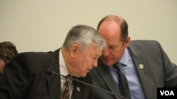 រូបឯកសារ៖ លោក Ted Yoho សមាជិក​សភា​នៃ​គណបក្ស​សាធារណរដ្ឋ​មក​ពី​រដ្ឋ Florida ​និង​សមាជិក​សភា​លោក Dana Rohrabacher សមាជិក​សភា​នៃ​គណបក្ស​សាធារណរដ្ឋ​មក​ពី​រដ្ឋ California ពិភាក្សា​គ្នា​នៅ​ឯ​សវនាការ​សាធារណៈ​​ស្តីអំពីកម្ពុជា កាលពីខែធ្នូ ឆ្នាំ២០១៧។ 