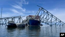 Jembatan Francis Scott Key yang roboh di Baltimore pada Minggu, 31 Maret 2024, saat penyelam membantu kru dalam operasi pemindahan baja dan beton yang rumit dan teliti. (Foto: AP/Mike Pesoli)