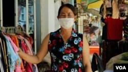 អ្នកស្រី ស៊ុន ចិន្តា ពលរដ្ឋរស់នៅក្នុងខេត្តព្រះសីហនុ ដែលផ្ទះរបស់អ្នកស្រីត្រូវបានជន់លិច ដោយសារជំនន់ទឹកភ្លៀង កាលពីកន្លងទៅ។ (លាស់ លីបលីប/វីអូអេ)