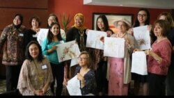 Kecintaan akan batik tidak membuat Ratna Cary berhenti hanya pada mengenakan busana batik. (Foto: Ratna Cary)