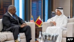 Foto yang dirilis oleh kantor berita resmi Qatar (QNA) menunjukkan Menlu Qatar Mohammed bin Abdulrahman bin Jassim al-Thani (kanan) menerima Menteri Pertahanan AS Lloyd Austin di Doha hari Selasa, 19 Desember 2023.