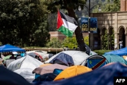Bendera Palestina berkibar di perkemahan protes pro-Palestina di kampus University of California, Los Angeles (UCLA) di Los Angeles, California, pada 1 Mei 2024. (Foto: AFP)