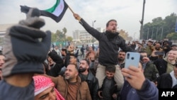 Warga merayakan jatuhnya rezim Al Assad di Lapangan Umayyah di Damaskus pada Minggu, 8 Desember 2024.