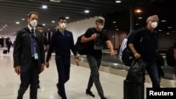 Novak Đoković pred ukrcavanje na avion na aerodromu u Melburnu