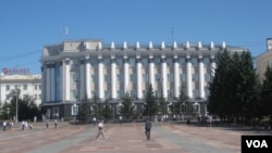 俄罗斯远东布里亚特共和国政府大楼，以及首府乌兰乌德市中心的列宁广场。（美国之音白桦）