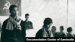 រូបថតឯកសារបង្ហាញអាពាហ៍ពិពាហ៍រវាង Nun Huy (ឆ្វេង) និង Prok Khoeun (ស្តាំ)។ ប្រភព៖ មជ្ឈមណ្ឌល​ឯកសារកម្ពុជា