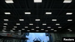 资料照：2018年4月20日，中国人民解放军海军的航空母舰“辽宁舰”在东中国海举行军事演习。