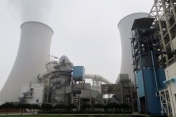 Kepulan asap dari menara pendingin pembangkit listrik tenaga batu bara dengan emisi sangat rendah China Energy di Sanhe, provinsi Hebei, China, 18 Juli 2019. (REUTERS / Shivani Singh)