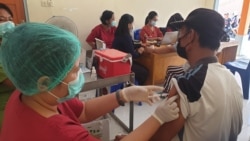 Vaksinasi Covid-19 terhadap warga di Pusat Kesehatan Masyarakat (Puskesmas) Tagolu, Kecamatan Lage. Kabupaten Poso, Sulawesi Tengah. Sabtu (26/6/2021). (Foto: VOA/Yoanes Litha)