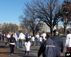 盛顿民众参加感恩节健康行走