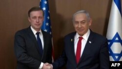 12일 이스라엘을 방문한 제이크 설리번 미국 백악관 국가안보보좌관이 베냐민 네타냐후 이스라엘 총리와 만나 회담 전 악수를 나누고 있다.