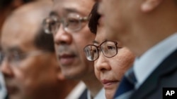 2019年7月22日林郑月娥(右二)在新闻发布会上听取提问