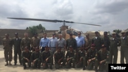 美国共和党参议员约翰·麦凯恩率领的国会代表团和巴基斯坦飞行员合影（2016年7月3日）