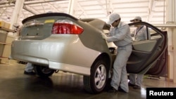 中国汽车工人在天津厂房组装新的丰田汽车