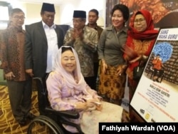 Istri mendiang Gus Dur, Shinta Nuriyah sedang melihat pameran lukisan mendiang suaminya yang dipajang di lobi sebuah hotel di Jakarta, Kamis, 22 November 2018. (Foto: Fathiyah Wardah/VOA)