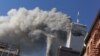 九一一事件中，纽约世界贸易中心大楼被飞机撞击后冒烟（2001年9月11日）