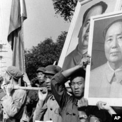 1966年9月红卫兵抬着毛泽东像，手持毛主席语录在北京游行(资料照片)