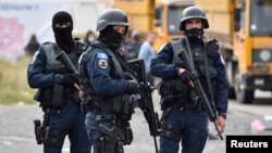 Arhiva - Pripadnici specijalnih jedinica kosovske policije na graničnom prelazu Jarinje, Kosovo, 21. septembra 2021. (Foto: Rojters, Laura Hasani)