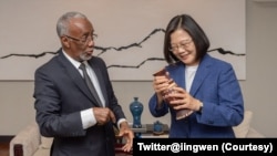 台湾总统蔡英文(右)2020年2月在总统府会见索马利兰外交部长穆雅辛(蔡英文推特)