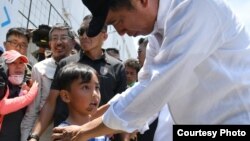 Presiden Jokowi menyapa Izrael, bocah berusia empat tahun, korban gempa di Palu. Ibunya meninggal dunia, sementara ayah dan saudara kembarnya luka-luka dan dirawat di kam pengungsi. (Courtesy: Setpres RI)