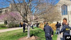 Des agents de police à l'église presbytérienne Covenant, à Nashville, Tennessee, lundi 27 mars 2023, où un suspect a ouvert le feu à l'intérieur de l'école. 