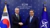 Sekretaris Jenderal NATO Stoltenberg berjabat tangan dengan Menteri Luar Negeri Korea Selatan Park Jin di Kementerian Luar Negeri, di Seoul. (Foto: via Reuters)