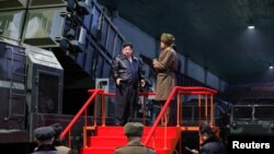 김정은(정면) 북한 국무위원장이 군수공장을 현지 지도하고 있다. 조선중앙통신이 10일 공개한 사진. 