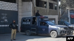 Polisi Pakistan berjaga di luar sebuah pabrik tempat dua warga negara China diduga ditembak, di Karachi, 5 November 2024.