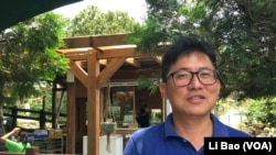 蔡政铭与家人一道经营青山农场（美国之音记者黎堡摄）