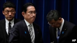 នាយករដ្ឋមន្ត្រីជប៉ុនលោក Fumio Kishida ដើរ​ចេញ​បន្ទាប់​ពី​សន្និសីទ​កាសែត​ចប់កាលពីថ្ងៃទី១៣ ធ្នូ ឆ្នាំ២០២៣។(Franck Robichon/Pool Photo via AP)