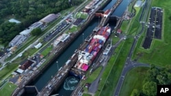 대형 화물선이 파나마 운하를 통과하기 위해 대기 중이다. (자료화면)