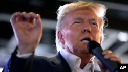 Kandidat presiden dari Partai Republik, mantan Presiden Donald Trump, berbicara kepada pendukungnya saat berkunjung ke Iowa State Fair, di Des Moines, 12 Agustus 2023. 