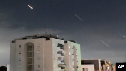 14일 이스라엘 중부에서 이란에서 발사된 미사일을 요격하기 위해 아이언 돔 지대공 요격미사일이 발사되고 있다.