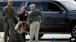 德克萨斯州西部的敖德萨和米德兰枪击事件后警方进行调查