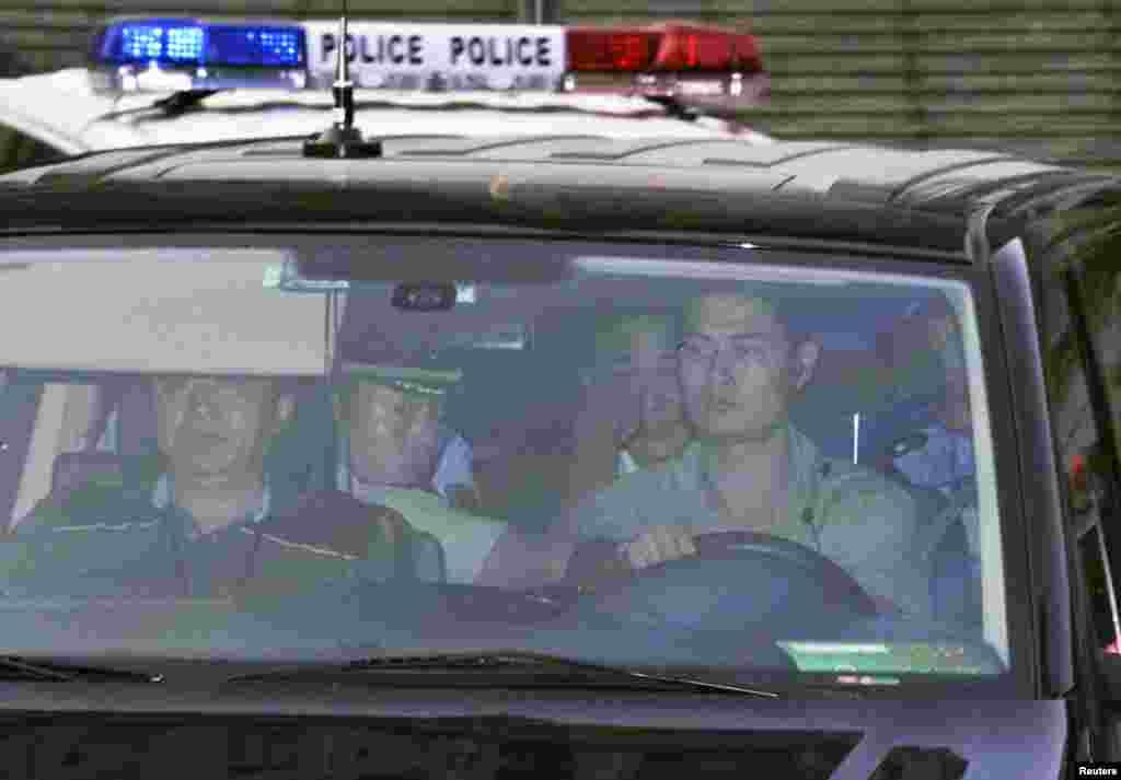 薄熙来乘车离开济南中级人民法院。照片来源:日本共同社,2013年8月23日。