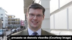 Evropska unija u ovom procesu trenutno se nalazi u nezahvalnoj situaciji jer je mogućnost da oblikuje stvari na Balkanu crpela na osnovu obećanja i perspektive o članstvu u toj zajednici: Džejms Ker-Lindzi
