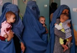 Ibu-ibu Afghanistan membawa putra-putri mereka yang menderita malnutrisi di sebuah klinik UNICEF di Jabal Saraj, utara Kabul (foto: dok).