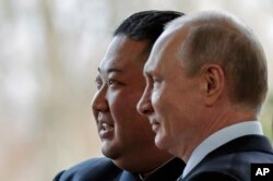 Presiden Rusia Vladimir Putin, kanan, dan pemimpin Korea Utara Kim Jong Un berpose di depan fotografer saat pertemuan mereka di Vladivostok, Rusia, Kamis, 25 April 2019. (Foto: AP)