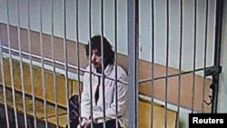 မော်စကိုမြို့၊ တရားရုံးကြားနာပွဲတခုတွင် တွေ့ခဲ့ရသည့် Kalob Wayne Byers။ (၇ အောက်တိုဘာ ၂၀၂၄) (ဓာတ်ပုံ - မော်စကိုမြို့တော်တရားရုံး​ သတင်းပြန်ကြားရေးဌာနက ဖေဖော်ဝါရီလ ၁၅ ရက်နေ့တွင် ထုတ်ပြန်ခဲ့သည့် ဗွီဒီယိုမှ)