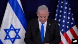 Perdana Menteri Israel Benjamin Netanyahu membuat pernyataan dengan Menteri Luar Negeri AS Antony Blinken kepada media, di dalam The Kirya, yang menampung Kementerian Pertahanan Israel, setelah pertemuan mereka di Tel Aviv, Kamis 12 Oktober 2023. (Foto: AP)