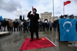 居住在土耳其的维吾尔人在伊斯坦布尔集会抗议中国外长王毅访问土耳其。（2021年3月25日）