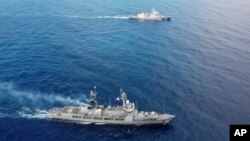 Kapal-kapal perang AS dan Filipina melakukan latihan militer bersama di Laut China Selatan 23 November 2023 lalu. 