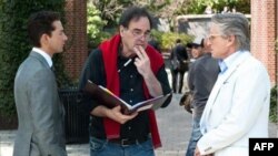 美国电影导演奥利弗•斯通（中）